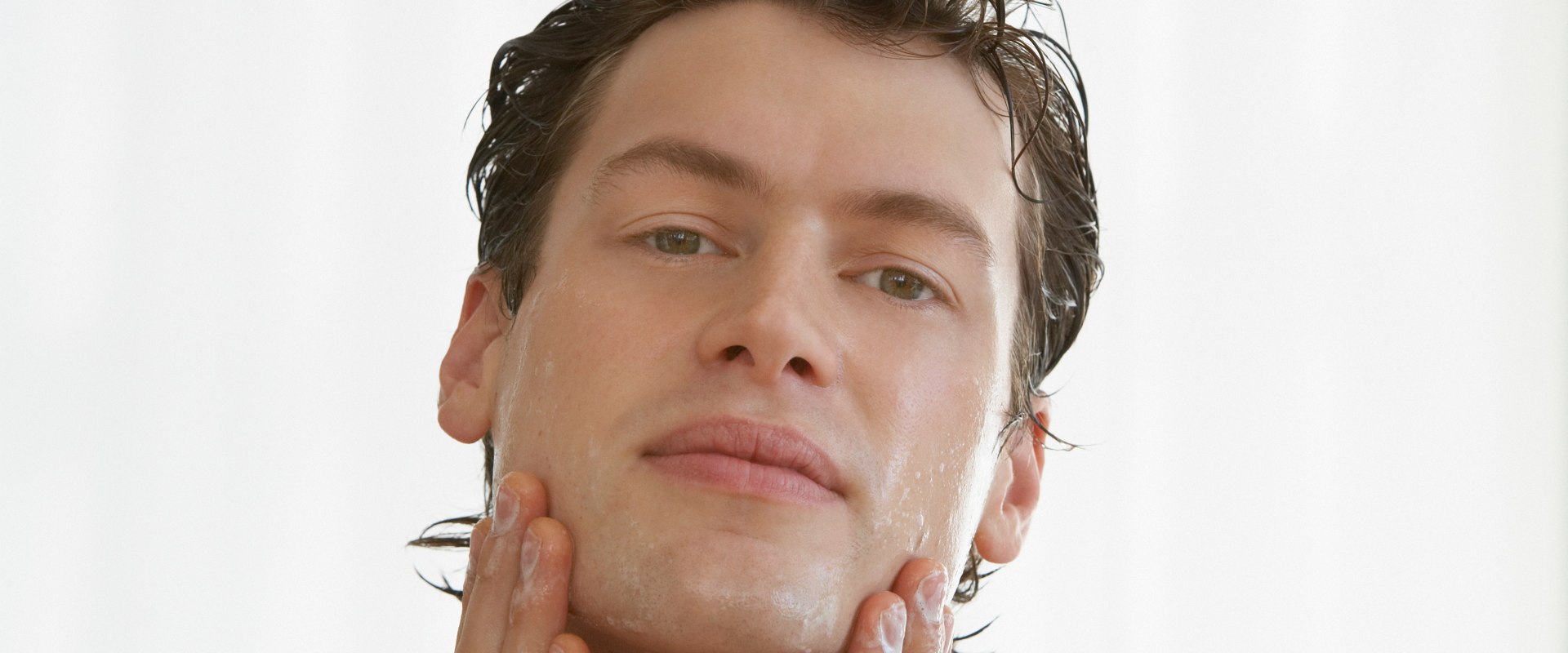 Prodotti per il viso da uomo: comprendi la differenza tra detergente e scrub