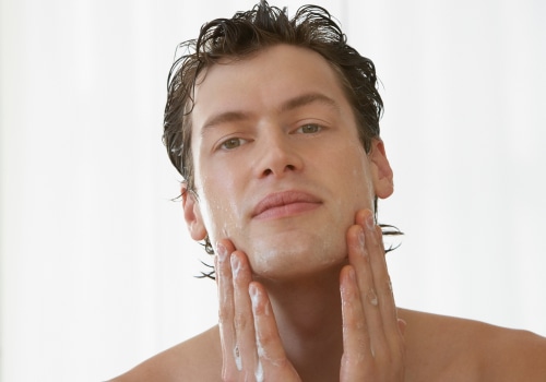 Prodotti per il viso da uomo: comprendi la differenza tra detergente e scrub